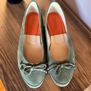 Ecco - like new hunter green flats, size EU 39